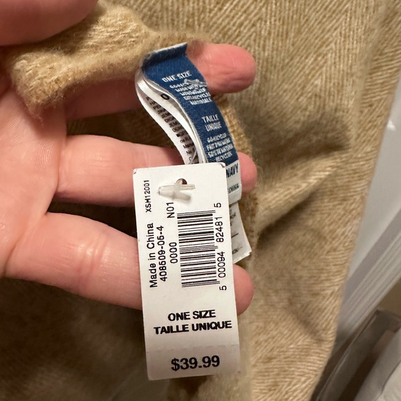 Neutral poncho wrap with fringed edges - Picture 6 of 7